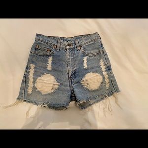 Vintage Levi’s // Denim Shorts // Size 25